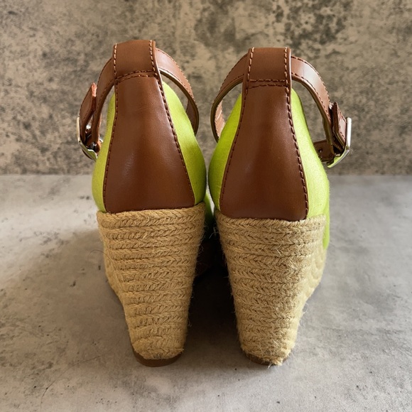 BCBGeneration Platforms - Picture 3 of 6